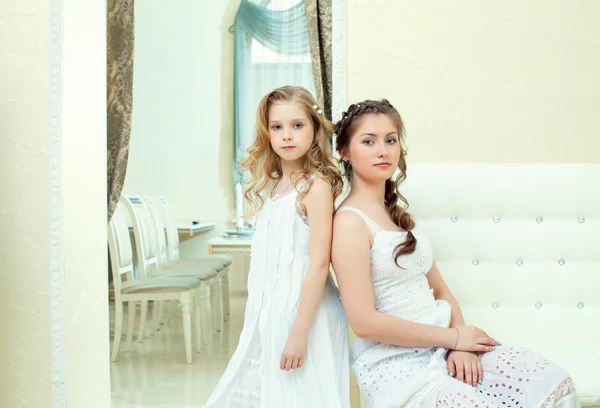 Bilden av ganska smart systrar poserar på kamera — Stockfoto