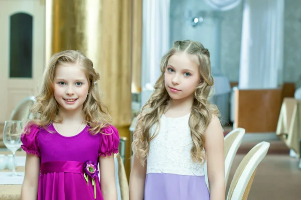 Portrait d'adorables petites amies blondes — Photo