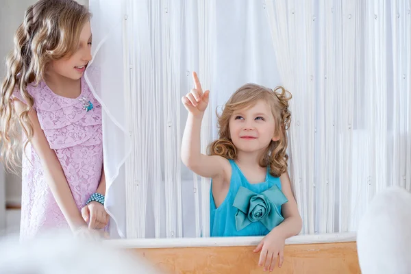 Entzückende elegante Mädchen spielen vor der Kamera — Stockfoto