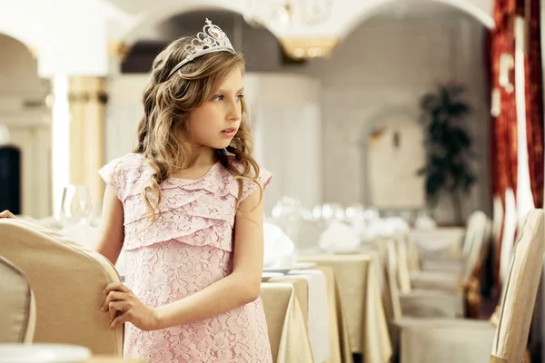 Espertamente vestida pequena senhora posando no restaurante — Fotografia de Stock