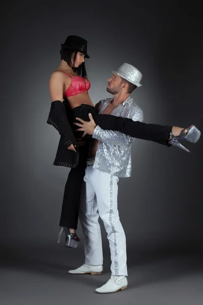 灰色の背景で、情熱的なダンサーのカップル — ストック写真