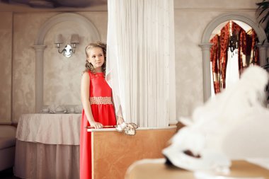 sevimli küçük Bayan Sahne Alanı'nda eylem için hazır