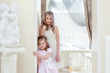 komik kız zarif kıyafetlerle poz