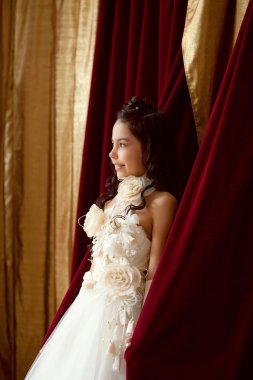 mutlu küçük sanatçı üzerinden sahne arkasına bakıyor