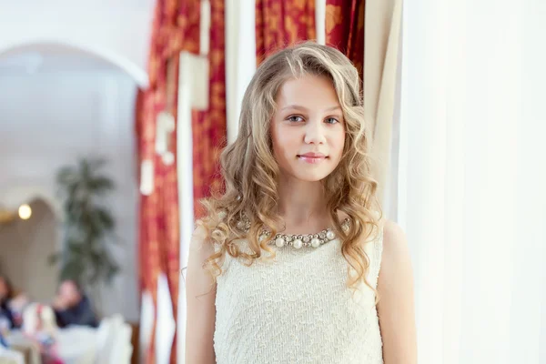 Immagine di bella ragazza sorridente in posa nel ristorante — Foto Stock