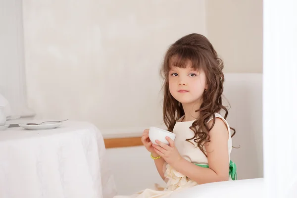 Hübsches braunäugiges Mädchen trinkt Tee im Restaurant — Stockfoto