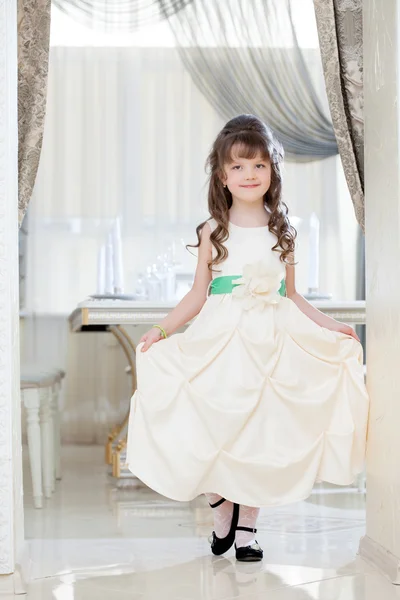 Preciosa niña posando en vestido elegante blanco — Foto de Stock