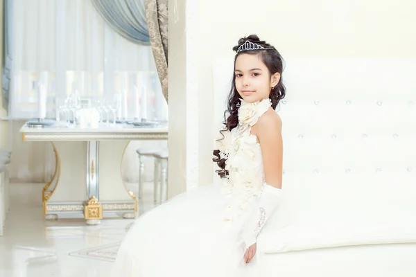 Linda menina posando em vestido branco de luxo — Fotografia de Stock