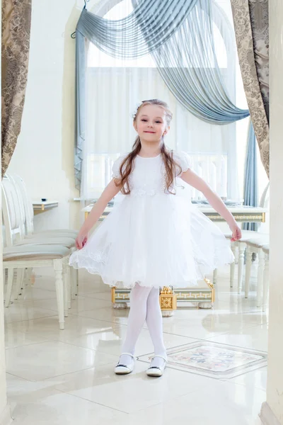 Divertente bambina in posa nel ristorante dell'hotel — Foto Stock