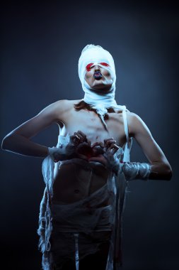 tuhaf görünümlü kız imajını zombiler gibi giyinmiş