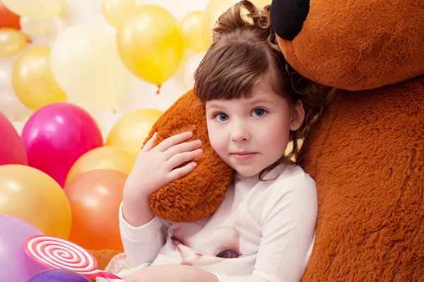 Retrato de niña encantadora abrazando oso de peluche —  Fotos de Stock