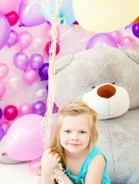 Kameraya bakarak poz güzel mavi gözlü kız