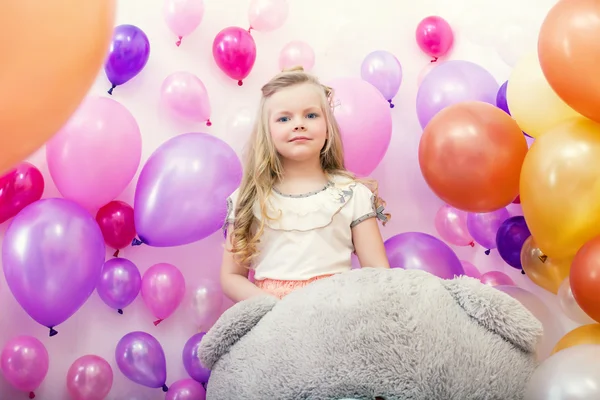 Härlig ung dam poserar med färgglada ballonger — Stockfoto