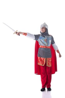 Şövalye kılıcı ile boy gülümseyerek poz kostümü