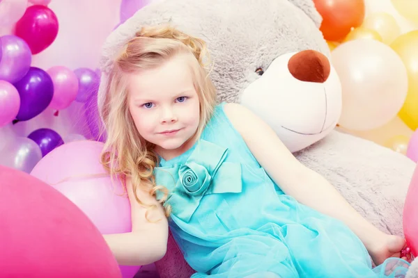 Allvarliga blåögd liten flicka poserar på kamera — Stockfoto