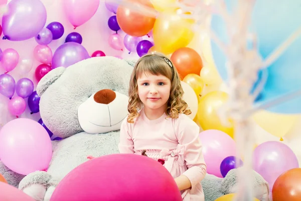 Lächelndes kleines Mädchen posiert im Spielzimmer — Stockfoto