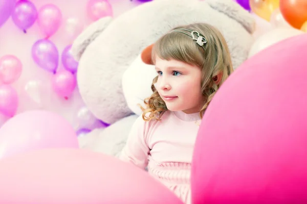 Retrato de la encantadora niña posando en la sala de juegos — Foto de Stock