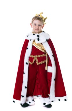 Beyaz arka plan üzerinde izole gülümseyen küçük Kral