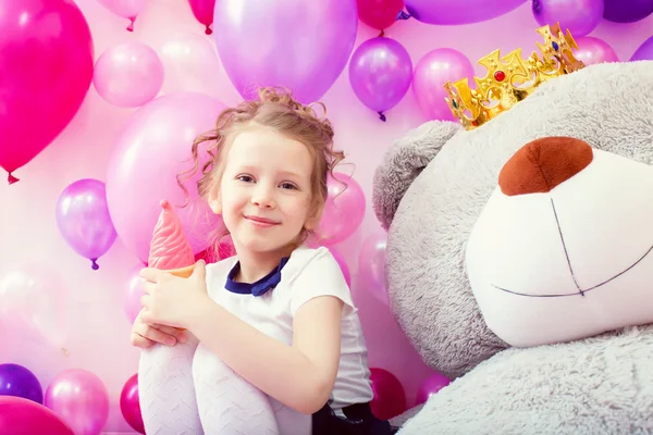 Chica sonriente posando con helado en la sala de juegos —  Fotos de Stock