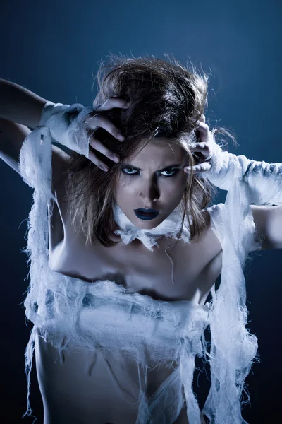 Портрет привлекательной девушки, выдающей себя за зомби — стоковое фото