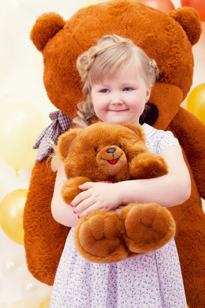 Okouzlující holčička objímání oblíbenou hračkou — Stock fotografie