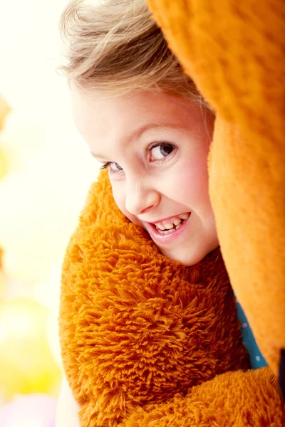 Retrato de menina emocional com ursinho de pelúcia — Fotografia de Stock