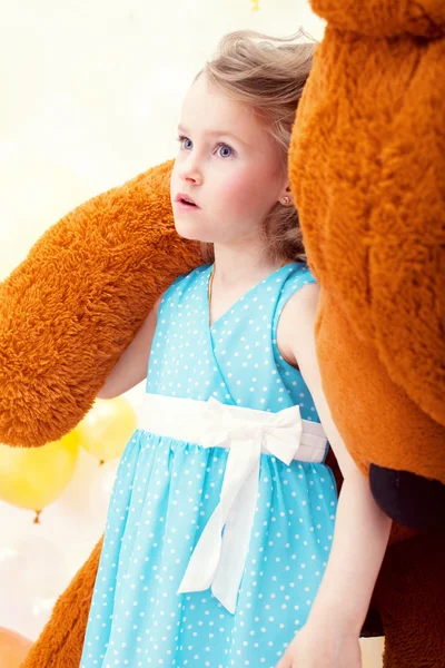 Hermosa niña posando con oso de peluche —  Fotos de Stock