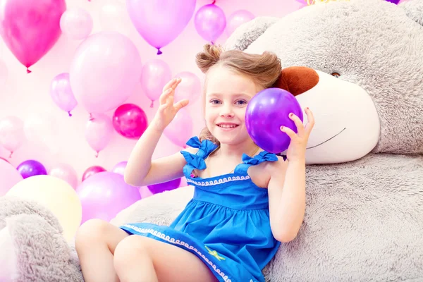 Vrolijk meisje speelt met ballon in speelkamer — Stockfoto