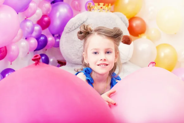 Porträt der schönen kleinen Mädchen posiert im Spielzimmer — Stockfoto