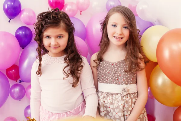 Dos amigas felices posando sobre globos telón de fondo —  Fotos de Stock