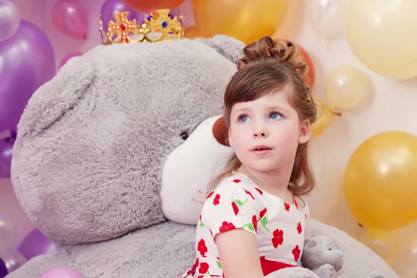 Dreamy girl posing on backdrop of teddy bear — Stock Photo, Image