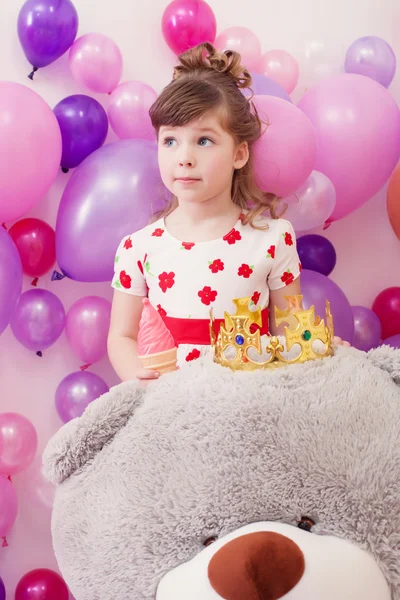 Immagine di divertente bambina con grande orsacchiotto — Foto Stock