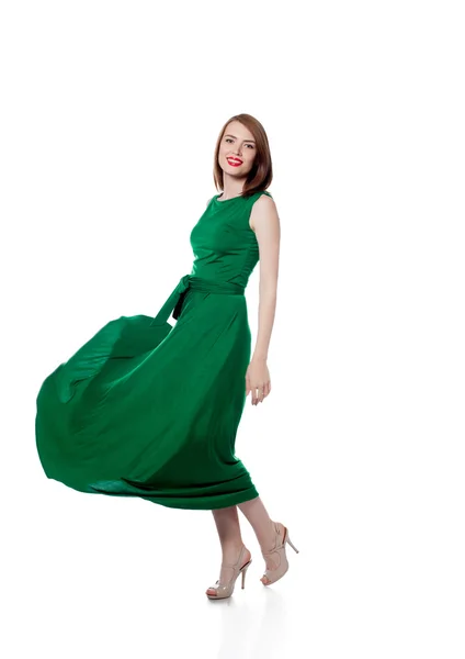 Piękna brunetka pozowanie w modnej zielonej sukni — Zdjęcie stockowe