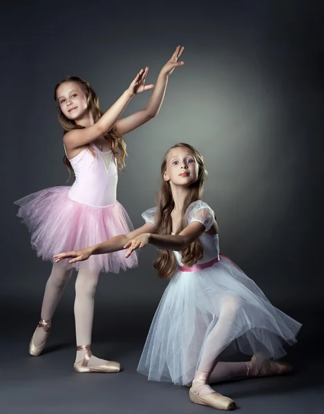Jovens bailarinas emocionais posando em estúdio — Fotografia de Stock