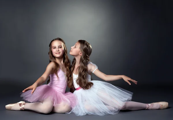 Deux belles jeunes ballerines posant à la caméra — Photo