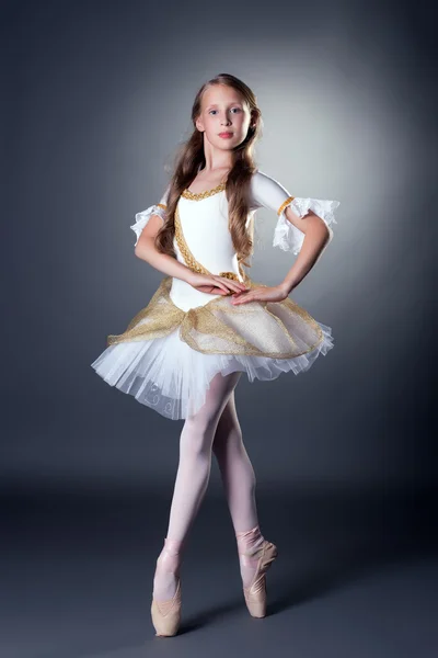 Graciösa långhåriga ballerina poserar på kamera — Stockfoto