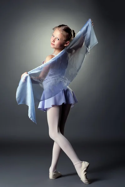 Verspielte kleine Tänzerin posiert vor der Kamera — Stockfoto