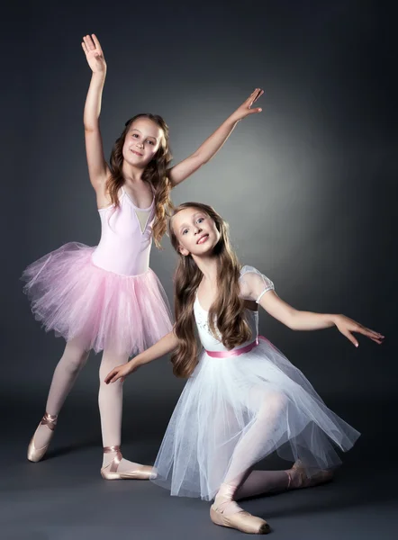 Bilden av två vackra ballerinor poserar på kamera — Stockfoto