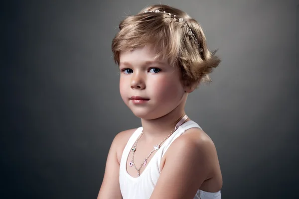 Porträtt av söt liten tjej poserar i studio — Stockfoto