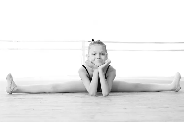 Schwarz-Weiß-Foto. Niedliche Ballerina tut Spaltung — Stockfoto