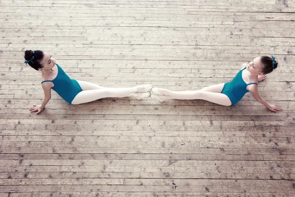 Pohled shora rozkošný baleríny pózuje ve studiu — Stock fotografie