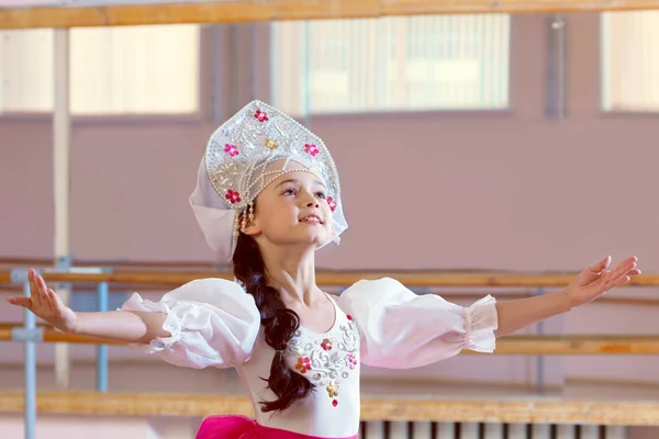 Artística jovem bailarina posando em traje russo — Fotografia de Stock