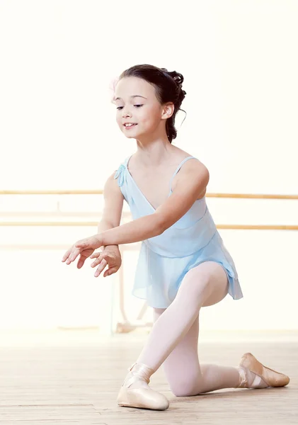 Mała tancerka robienie ćwiczeń w studio baletu — Zdjęcie stockowe