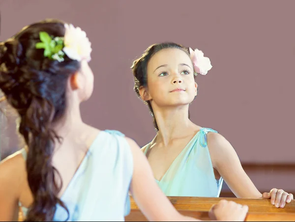 Reflektion av graciösa lilla ballerina, närbild — Stockfoto