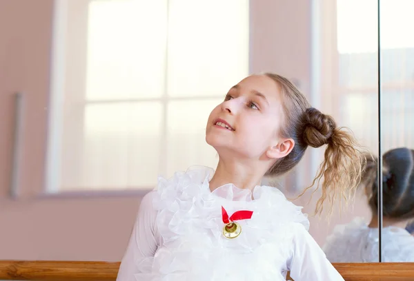 Bilden av leende unga ballerina poserar på kamera — Stockfoto