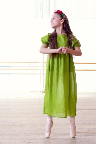 Ballettstudio. künstlerische Ballerina posiert vor der Kamera — Stockfoto