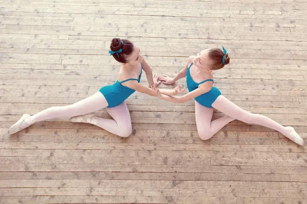 Blick von oben auf zierliche Ballerinen, die im Studio tanzen — Stockfoto