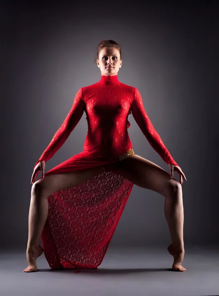 Зображення сексуальної впевненої танцівниці позує на камеру — стокове фото