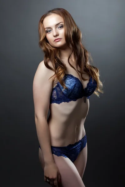 Modelo seductor posando en lencería azul — Foto de Stock