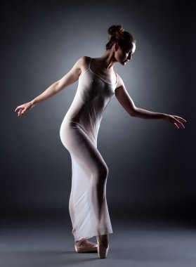 çok sıska balerin stüdyoda poz resim